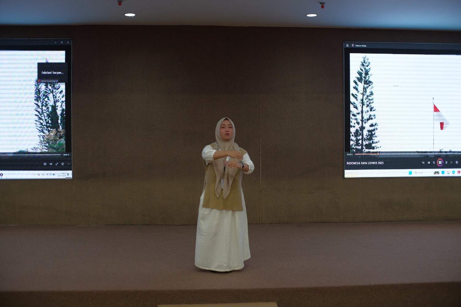 Menyanyikan Lagu Indonesia Raya ,Hymne Udinus